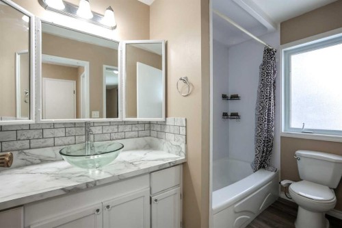 70 Mclevin Crescent, Red Deer, AB - Indoor Photo Showing Bathroom