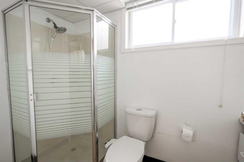 70 Mclevin Crescent, Red Deer, AB - Indoor Photo Showing Bathroom