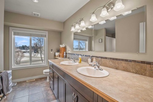 13 Blackstone Avenue, Lacombe, AB - Indoor Photo Showing Bathroom