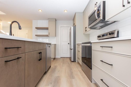 208 Augustus Way, Penhold, AB - Indoor Photo Showing Kitchen