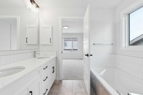 79 Versant Rise Sw, Calgary, AB - Indoor Photo Showing Bathroom