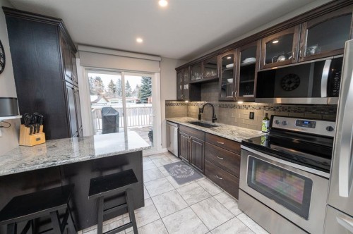15 Malcolm Crescent, Red Deer, AB - Indoor Photo Showing Kitchen With Upgraded Kitchen