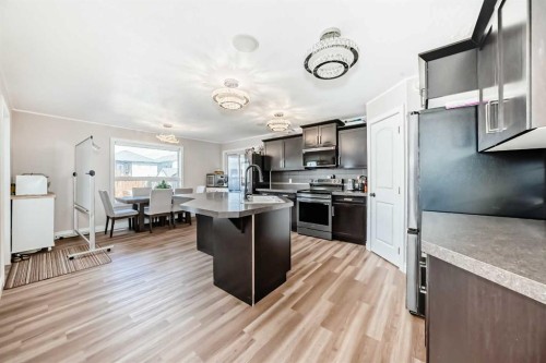 20 Bowman Circle, Sylvan Lake, AB - Indoor Photo Showing Kitchen With Upgraded Kitchen