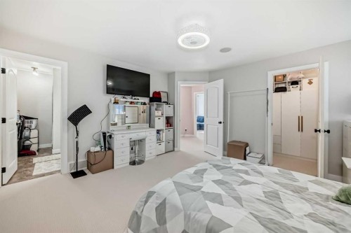 20 Bowman Circle, Sylvan Lake, AB - Indoor Photo Showing Bedroom