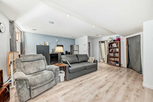 20 Bowman Circle, Sylvan Lake, AB - Indoor Photo Showing Living Room