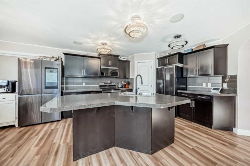 20 Bowman Circle, Sylvan Lake, AB - Indoor Photo Showing Kitchen