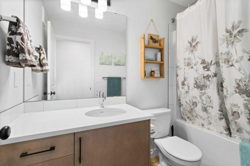 16 Trinity Street, Lacombe, AB - Indoor Photo Showing Bathroom