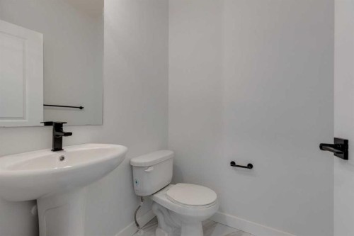 367 Fireside Drive, Cochrane, AB - Indoor Photo Showing Bathroom
