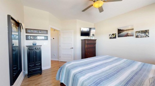 4020 Monarch Way, Stettler, AB - Indoor Photo Showing Bedroom