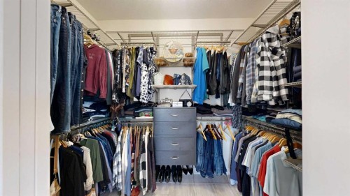 4020 Monarch Way, Stettler, AB - Indoor With Storage