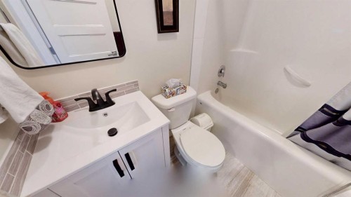 4020 Monarch Way, Stettler, AB - Indoor Photo Showing Bathroom