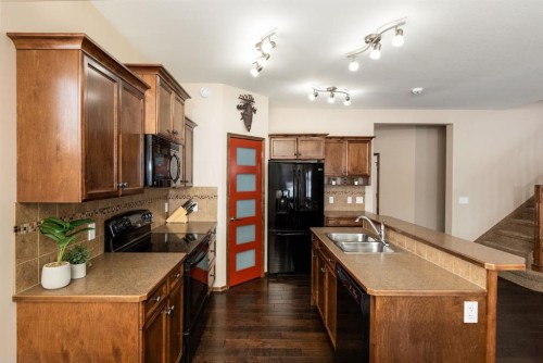 4828 55 Boulevard Close, Innisfail, AB - Indoor Photo Showing Kitchen With Double Sink