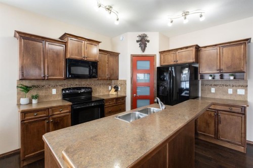 4828 55 Boulevard Close, Innisfail, AB - Indoor Photo Showing Kitchen With Double Sink