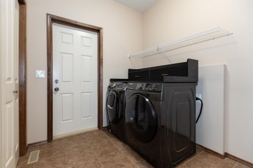 4828 55 Boulevard Close, Innisfail, AB - Indoor Photo Showing Laundry Room