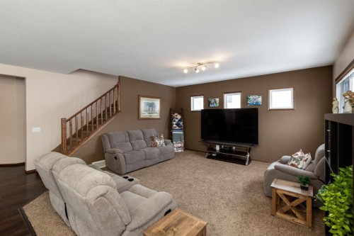 4828 55 Boulevard Close, Innisfail, AB - Indoor Photo Showing Living Room