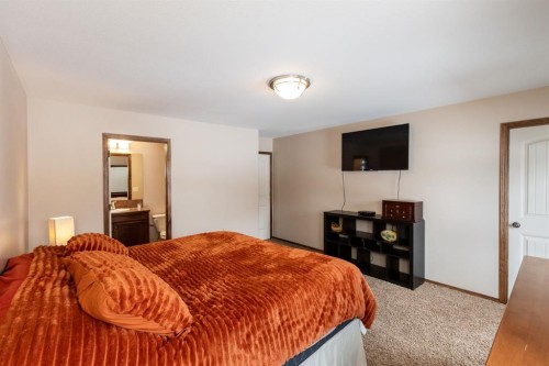 4828 55 Boulevard Close, Innisfail, AB - Indoor Photo Showing Bedroom