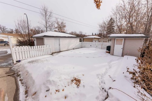 3901 50A Street, Red Deer, AB - Outdoor