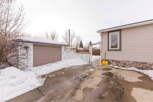 3901 50A Street, Red Deer, AB - Outdoor