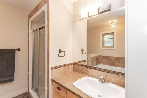 5422 49 Avenue, Lacombe, AB - Indoor Photo Showing Bathroom