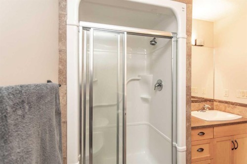 5422 49 Avenue, Lacombe, AB - Indoor Photo Showing Bathroom