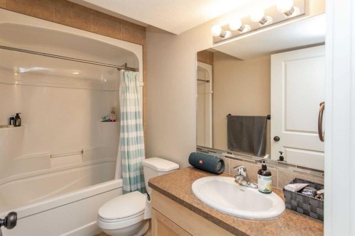 5422 49 Avenue, Lacombe, AB - Indoor Photo Showing Bathroom