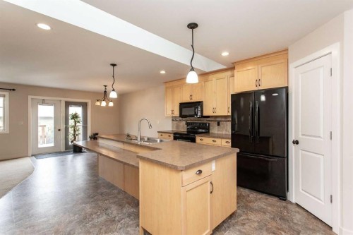 5422 49 Avenue, Lacombe, AB - Indoor Photo Showing Kitchen With Double Sink