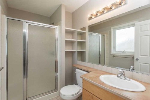 210 Lindsay Avenue, Red Deer, AB - Indoor Photo Showing Bathroom