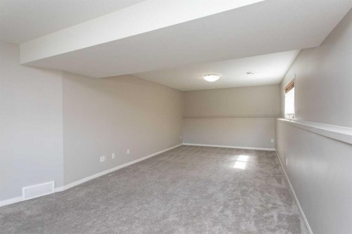 210 Lindsay Avenue, Red Deer, AB - Indoor Photo Showing Other Room