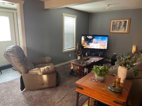 3629 51 Avenue, Red Deer, AB - Indoor Photo Showing Living Room