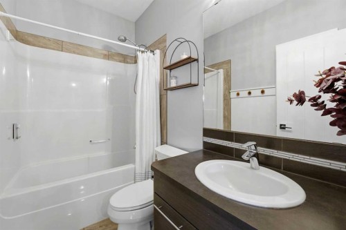 17 Vermont Close, Blackfalds, AB - Indoor Photo Showing Bathroom
