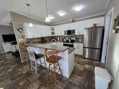 4916 49 Street, Botha, AB - Indoor Photo Showing Kitchen With Upgraded Kitchen