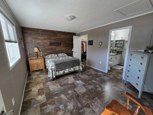 4916 49 Street, Botha, AB - Indoor Photo Showing Bedroom