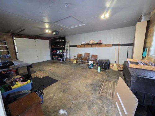 4916 49 Street, Botha, AB - Indoor Photo Showing Garage