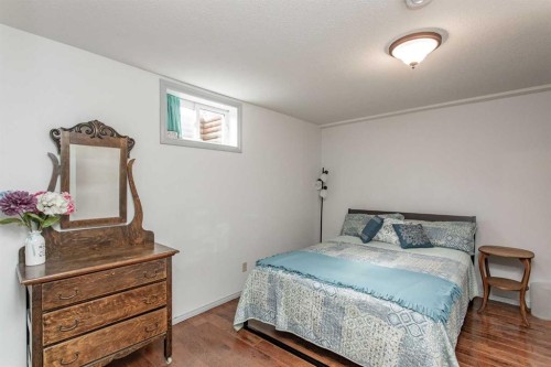 606 Pigeon Close, Pelican Point, AB - Indoor Photo Showing Bedroom
