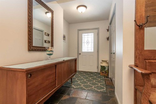 606 Pigeon Close, Pelican Point, AB - Indoor Photo Showing Other Room