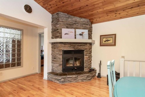606 Pigeon Close, Pelican Point, AB - Indoor Photo Showing Living Room With Fireplace