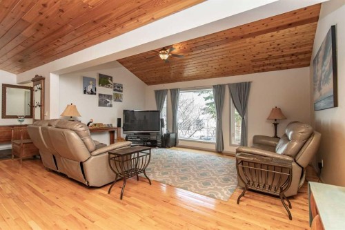 606 Pigeon Close, Pelican Point, AB - Indoor Photo Showing Living Room