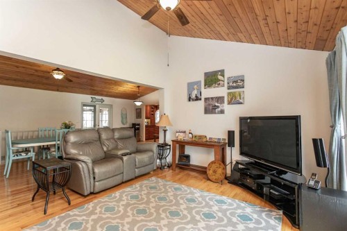 606 Pigeon Close, Pelican Point, AB - Indoor Photo Showing Living Room