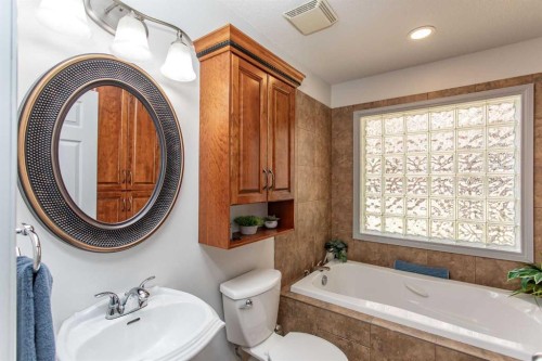 606 Pigeon Close, Pelican Point, AB - Indoor Photo Showing Bathroom