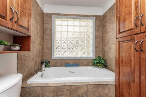 606 Pigeon Close, Pelican Point, AB - Indoor Photo Showing Bathroom