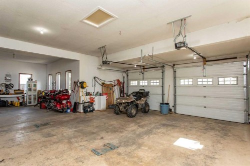 606 Pigeon Close, Pelican Point, AB - Indoor Photo Showing Garage