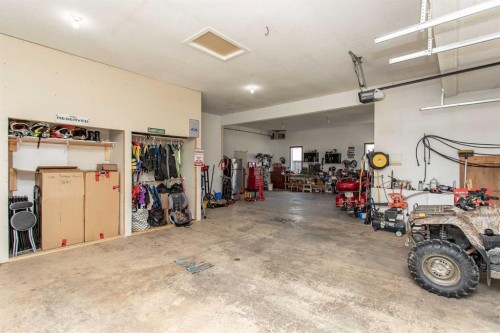 606 Pigeon Close, Pelican Point, AB - Indoor Photo Showing Garage