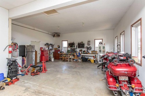 606 Pigeon Close, Pelican Point, AB - Indoor Photo Showing Garage