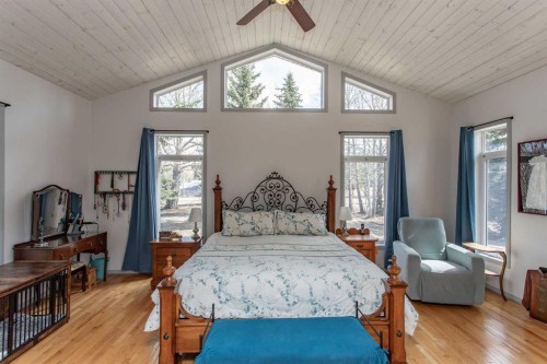 606 Pigeon Close, Pelican Point, AB - Indoor Photo Showing Bedroom