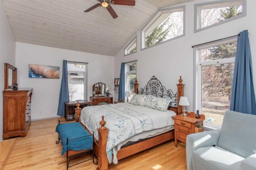 606 Pigeon Close, Pelican Point, AB - Indoor Photo Showing Bedroom
