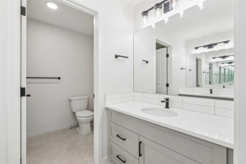 16 Calhoun Rise Ne, Calgary, AB - Indoor Photo Showing Bathroom