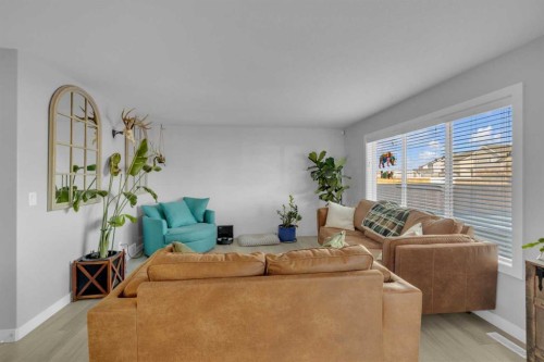 204 Augustus Way, Penhold, AB - Indoor Photo Showing Living Room