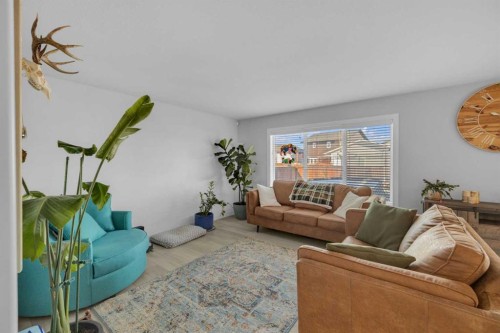 204 Augustus Way, Penhold, AB - Indoor Photo Showing Living Room