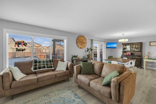 204 Augustus Way, Penhold, AB - Indoor Photo Showing Living Room