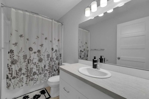 204 Augustus Way, Penhold, AB - Indoor Photo Showing Bathroom